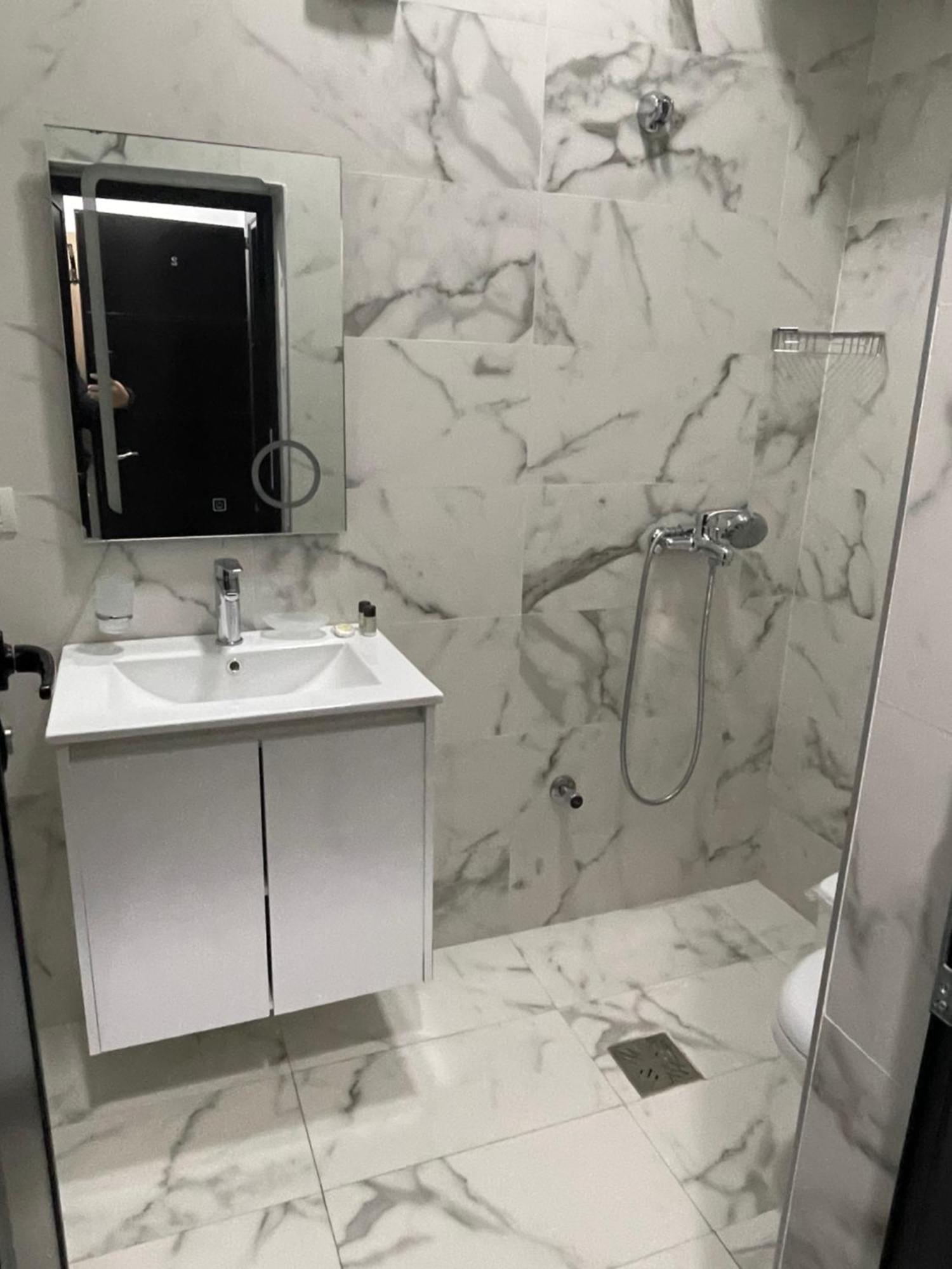 Ora Apartament Pogradec Esterno foto